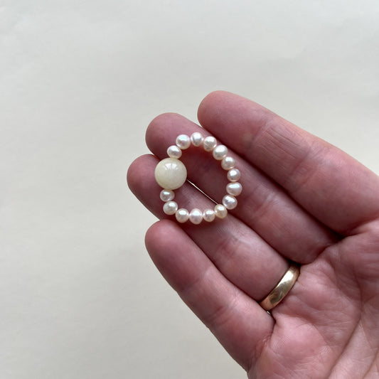 Pierścionek Pearl Orbit Butter